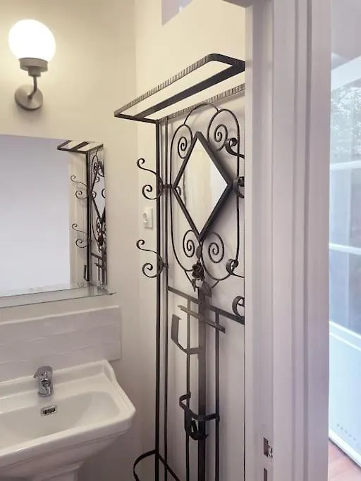 Chic Neighborhood Charming Courtyard Studio 7Th Paris Apartment